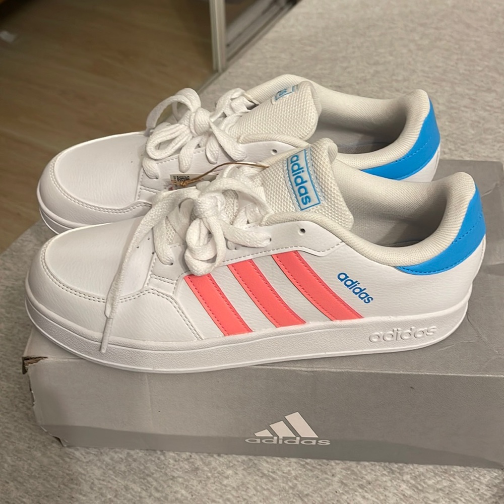 Lightly  used Adidas 7   Tennis Usa  7 or size 40